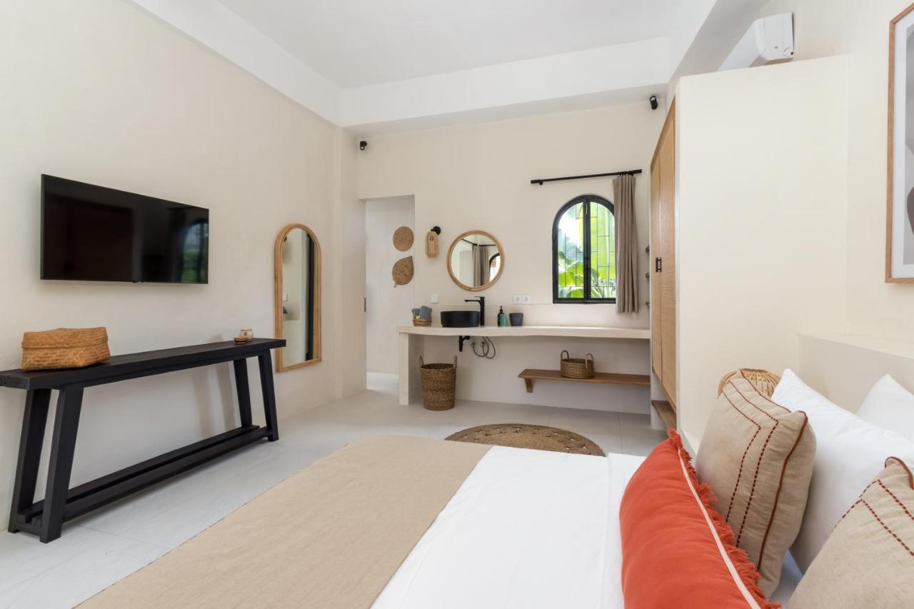 Casa Adem - Modern & Trendy 3br In Seminyak, 10 Minutes To The With Private Pool Villa *