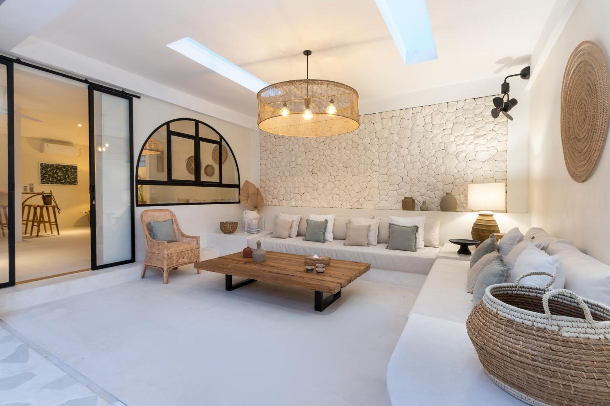 Casa Adem - Modern & Trendy 3br In Seminyak, 10 Minutes To The With Private Pool Villa