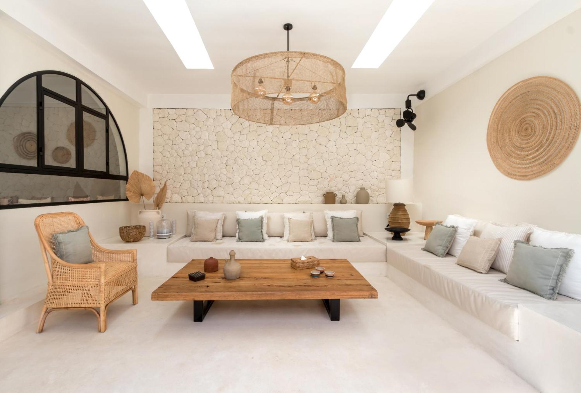 Casa Adem - Modern & Trendy 3br In Seminyak, 10 Minutes To The With Private Pool